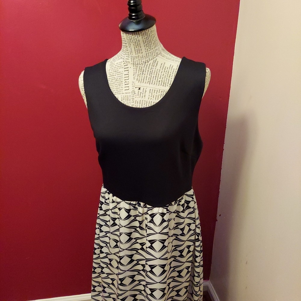 41 Hawthorn Black and White Sleeveless Midi Dress